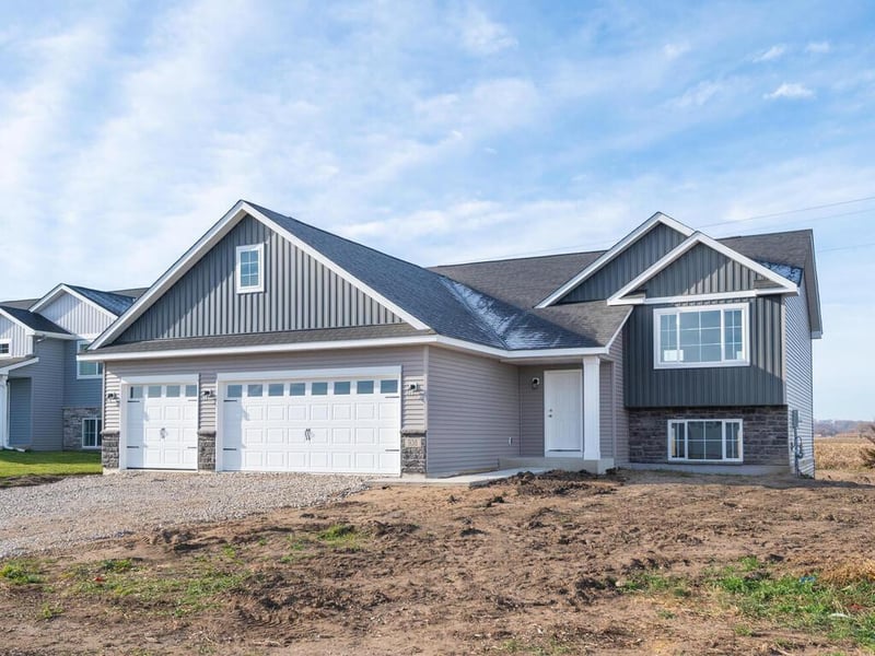 938 Prestwick Dr, Belle Plaine, MN 56011
