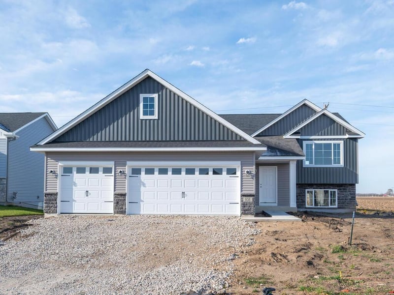 938 Prestwick Dr, Belle Plaine, MN 56011