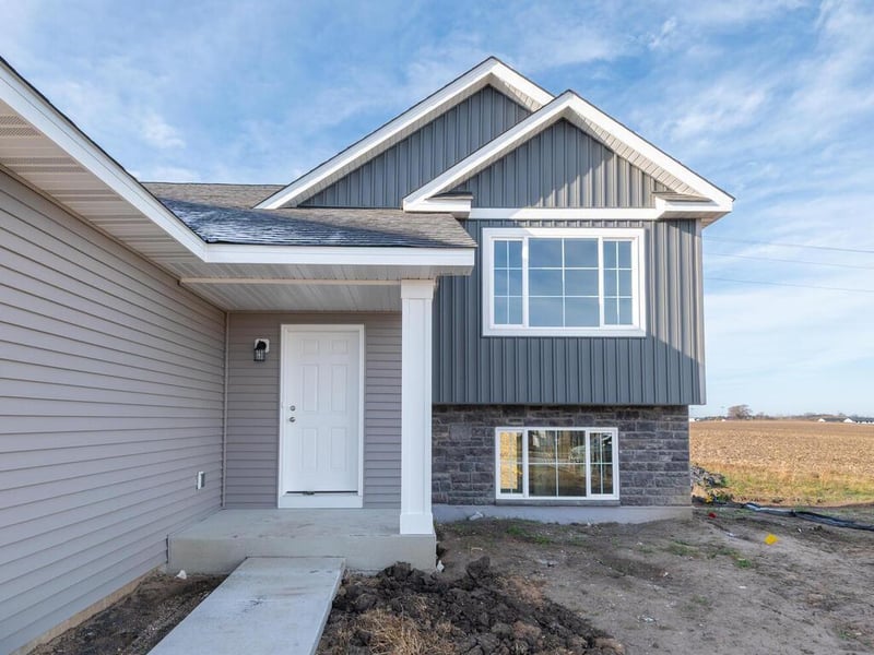 938 Prestwick Dr, Belle Plaine, MN 56011