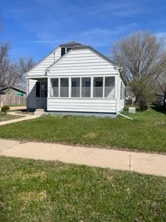 102 8th St, Windom, MN 56101