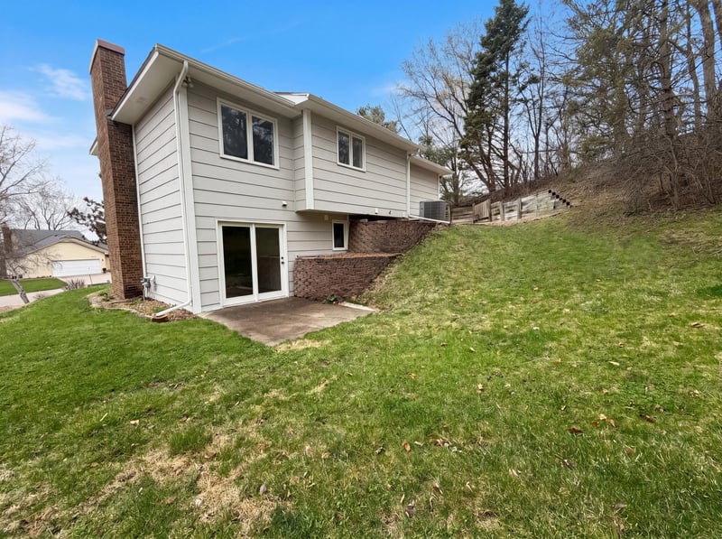 6475 Grandview Dr, Eden Prairie, MN 55346