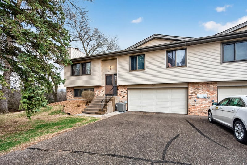 818 Sherwood Rd, Shoreview, MN 55126
