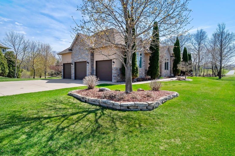 8916 Whispering Oaks Trl, Shakopee, MN 55379