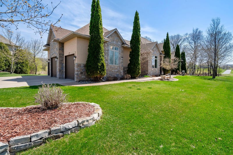 8916 Whispering Oaks Trl, Shakopee, MN 55379
