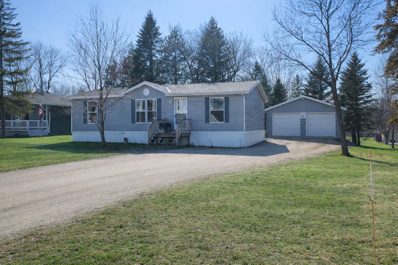 114 Pine St NW, New London, MN 56273