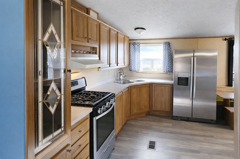 114 Pine St NW, New London, MN 56273