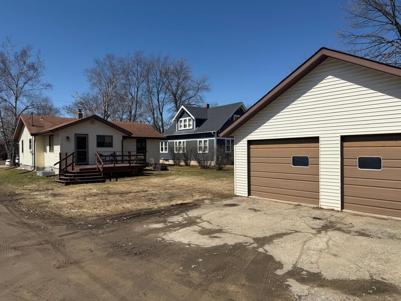 306 7th Ave NE, Roseau, MN 56751