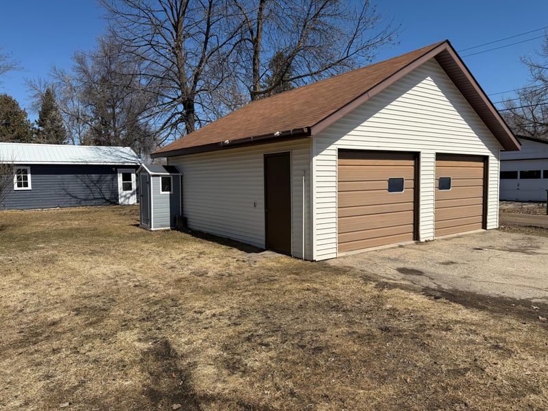 306 7th Ave NE, Roseau, MN 56751