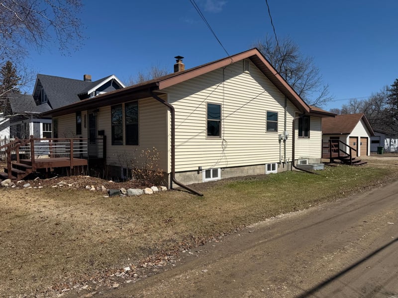 306 7th Ave NE, Roseau, MN 56751