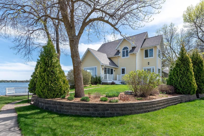 3710 Sioux Ln, Madison Lake, MN 56063