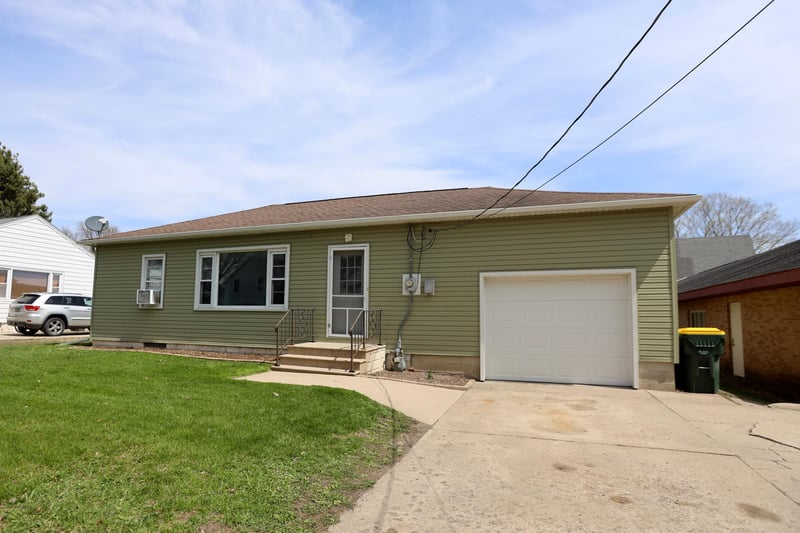 220 Adams Ave SE, Madelia, MN 56062