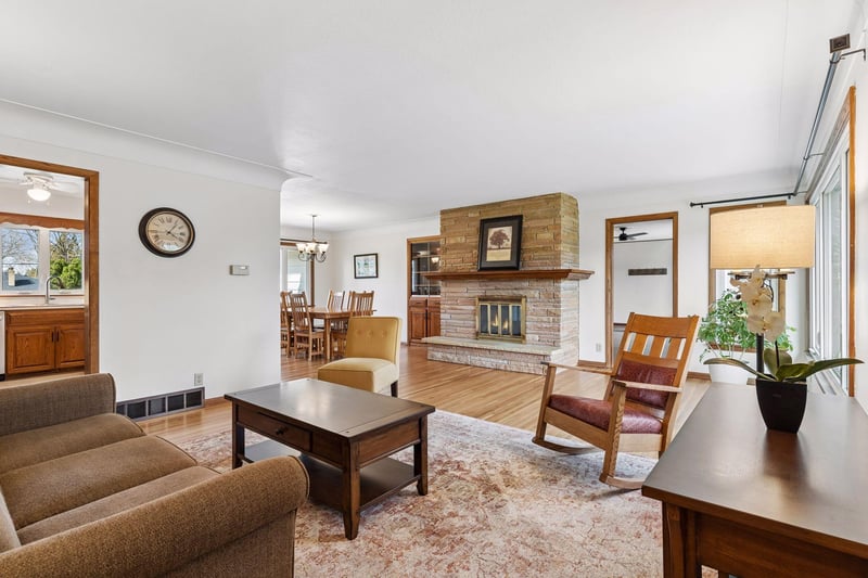 151 Mission Ln, Bloomington, MN 55420