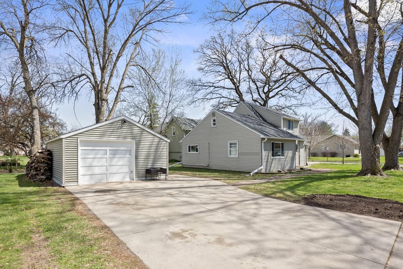 437 Linden Ave SW, Hutchinson, MN 55350