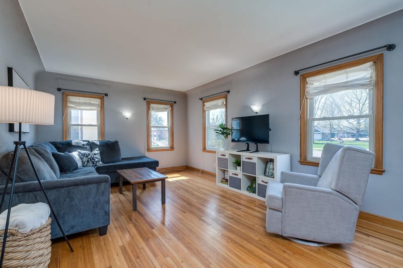 185 N Park Ave, Le Center, MN 56057
