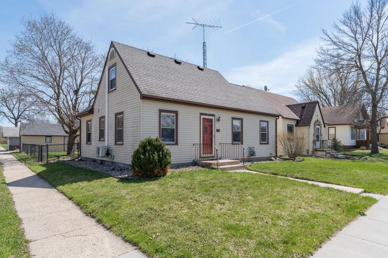 185 N Park Ave, Le Center, MN 56057