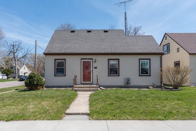 185 N Park Ave, Le Center, MN 56057