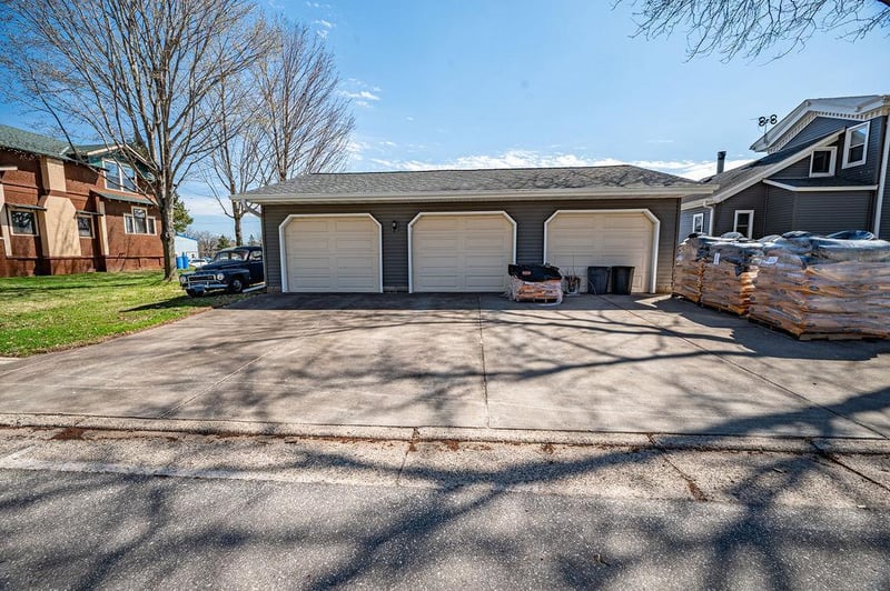 438 W Kinne St, Ellsworth, WI 54011
