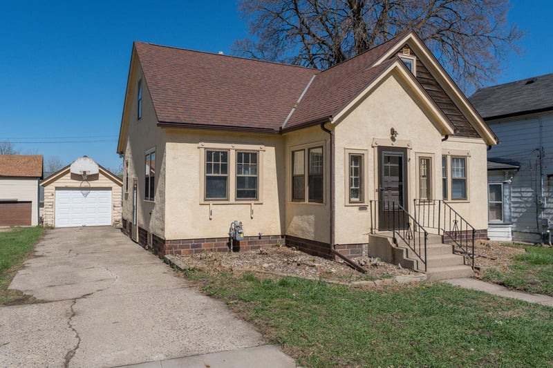 416 N 2nd St, Le Sueur, MN 56058