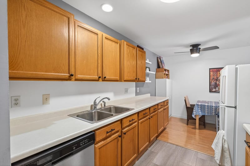 1304 W Medicine Lake Dr #119, Plymouth, MN 55441