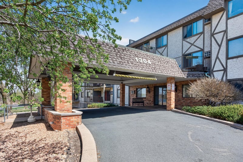 1304 W Medicine Lake Dr #119, Plymouth, MN 55441