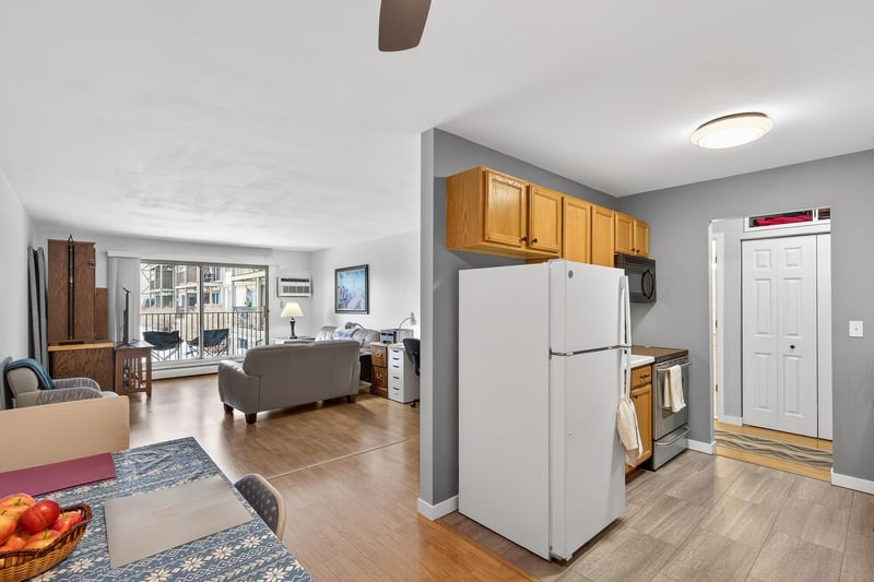 1304 W Medicine Lake Dr #119, Plymouth, MN 55441