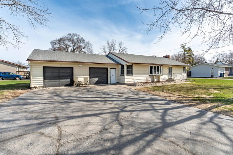 122 W Fir Ave, Fergus Falls, MN 56537