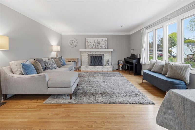 2222 Draper Ave, Roseville, MN 55113