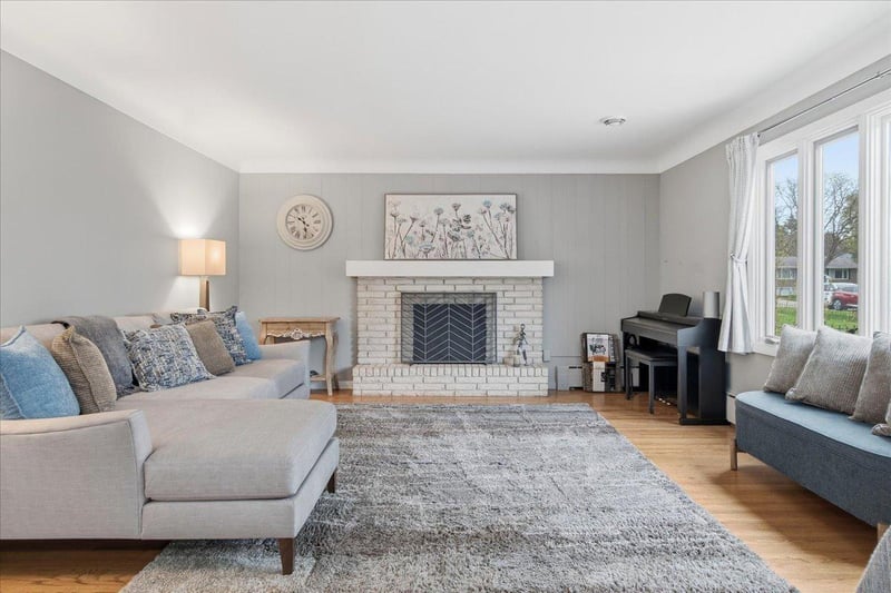 2222 Draper Ave, Roseville, MN 55113