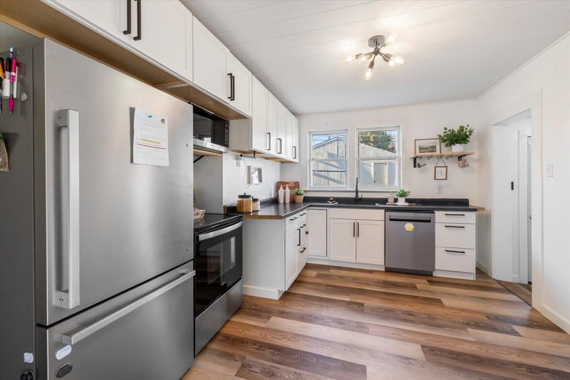 604 3rd St NW, Chisholm, MN 55719