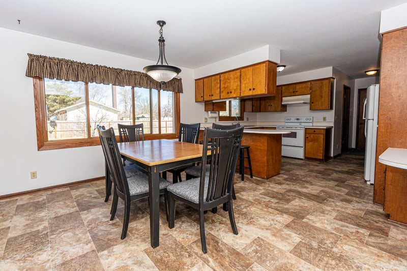 318 W Oak St, Parkers Prairie, MN 56361