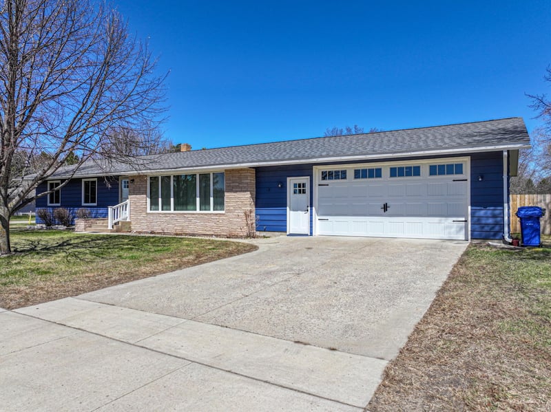 318 W Oak St, Parkers Prairie, MN 56361