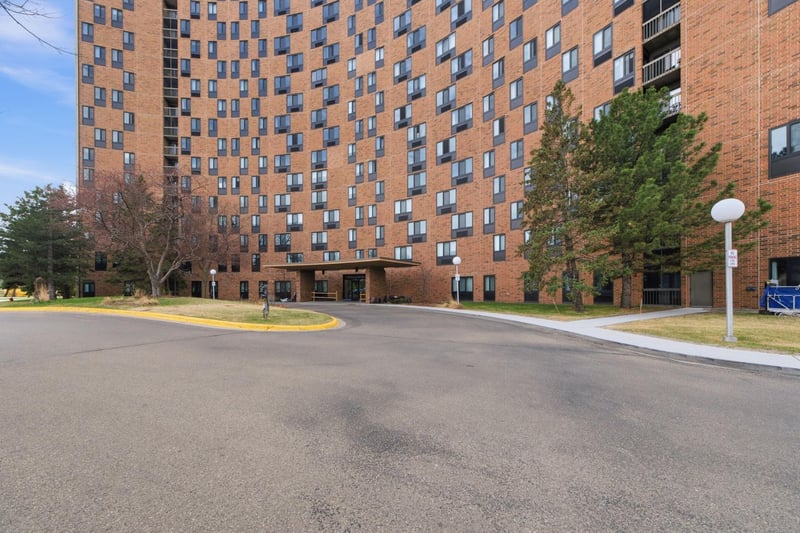 1181 Edgcumbe Rd #411, Saint Paul, MN 55105