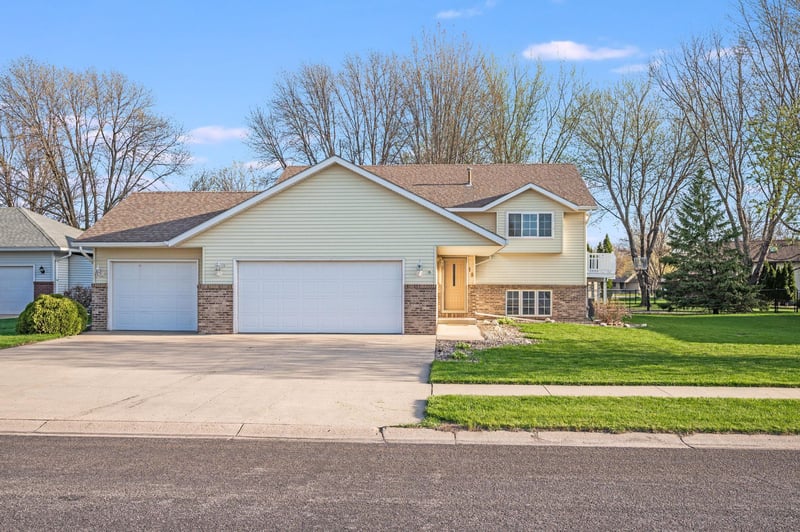 18 La Mar Ct, North Mankato, MN 56003