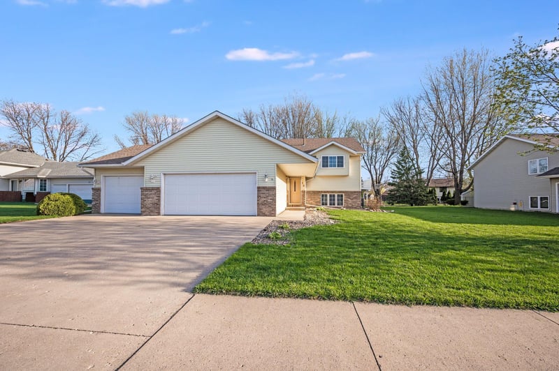 18 La Mar Ct, North Mankato, MN 56003