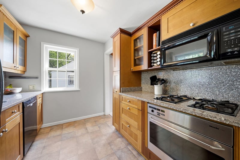 133 Park Ln, Hopkins, MN 55343