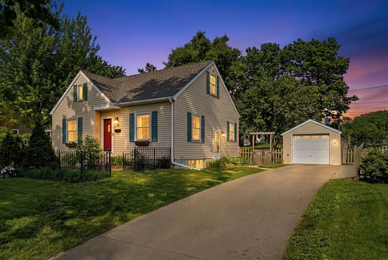 133 Park Ln, Hopkins, MN 55343