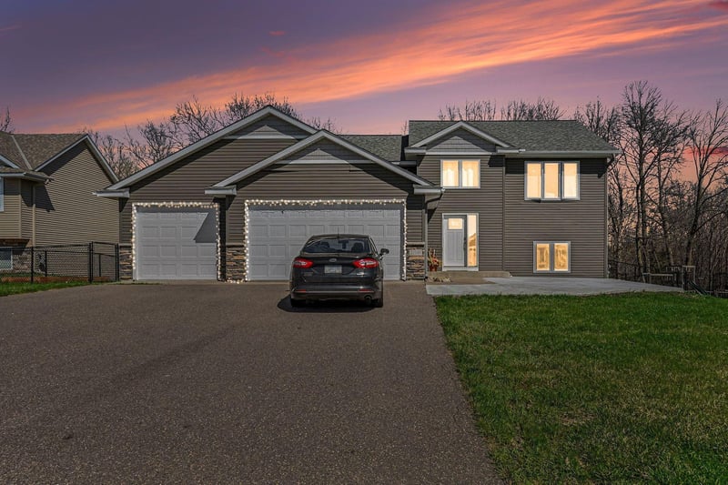31149 Algonquin Trl, Chisago City, MN 55013