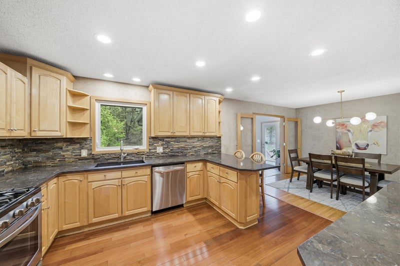 6655 Tanager Ln, Eden Prairie, MN 55346