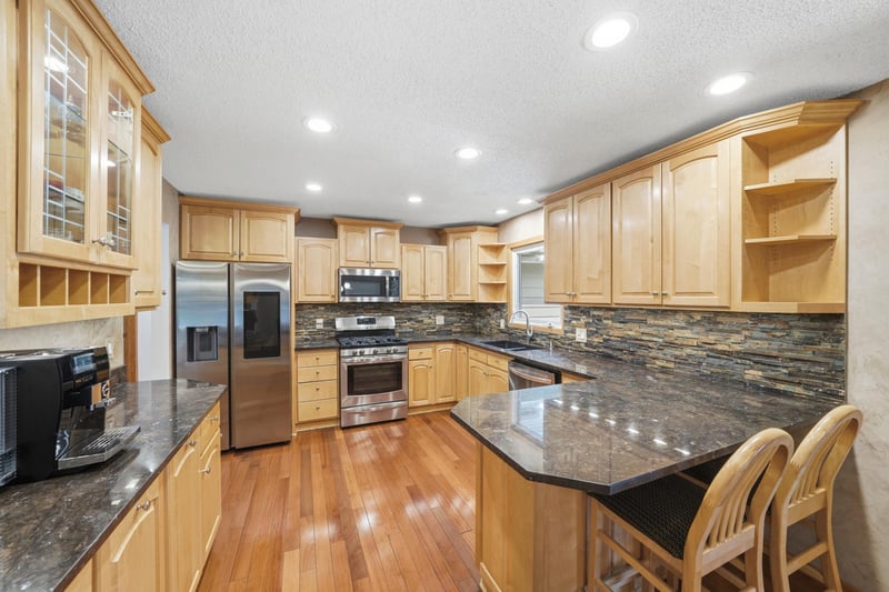 6655 Tanager Ln, Eden Prairie, MN 55346