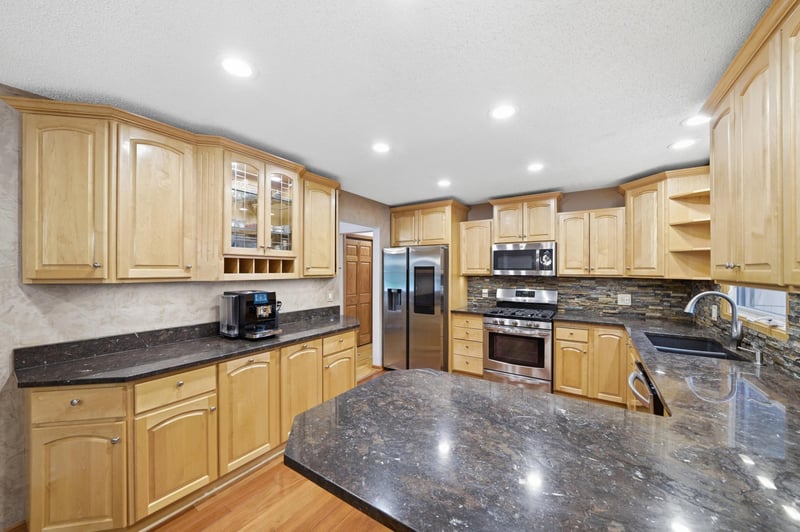 6655 Tanager Ln, Eden Prairie, MN 55346