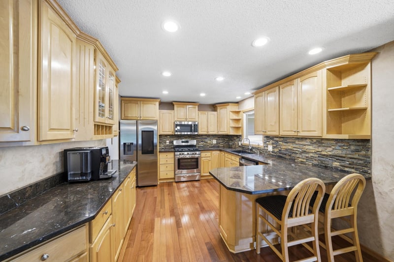 6655 Tanager Ln, Eden Prairie, MN 55346