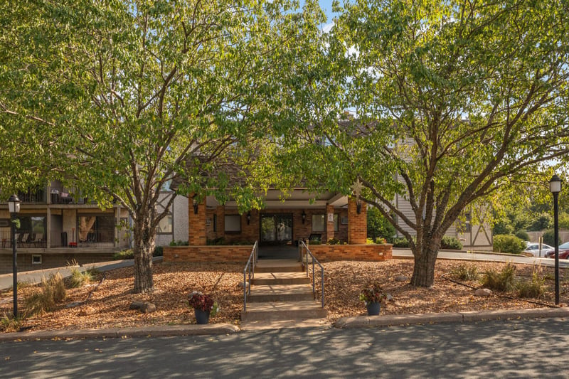 1304 W Medicine Lake Dr #202, Plymouth, MN 55441