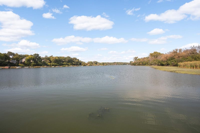1304 W Medicine Lake Dr #202, Plymouth, MN 55441