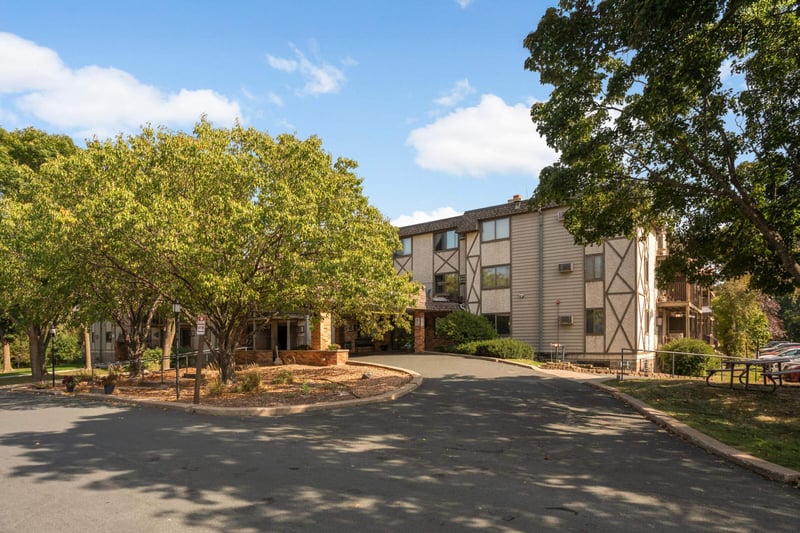 1304 W Medicine Lake Dr #202, Plymouth, MN 55441