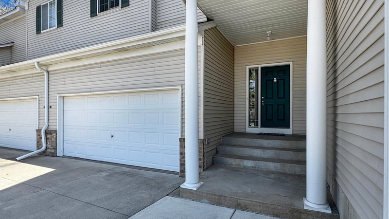 885 Kimberly Ln, Chanhassen, MN 55317