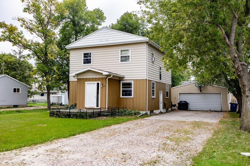 1009 18th Ave N, Moorhead, MN 56560