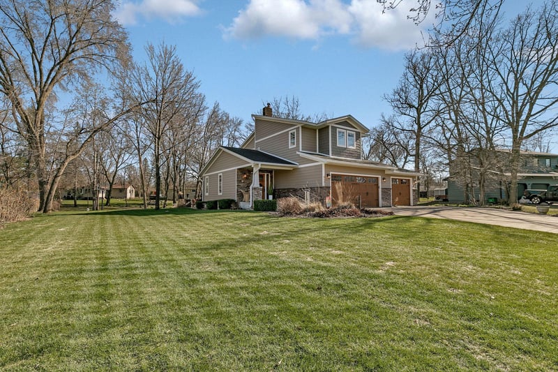 9597 Michelle Dr, Saint Joseph, MN 56374