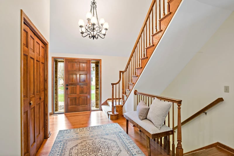 1316 Summit Oaks Dr, Burnsville, MN 55337