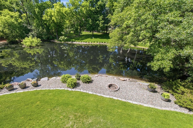 1316 Summit Oaks Dr, Burnsville, MN 55337