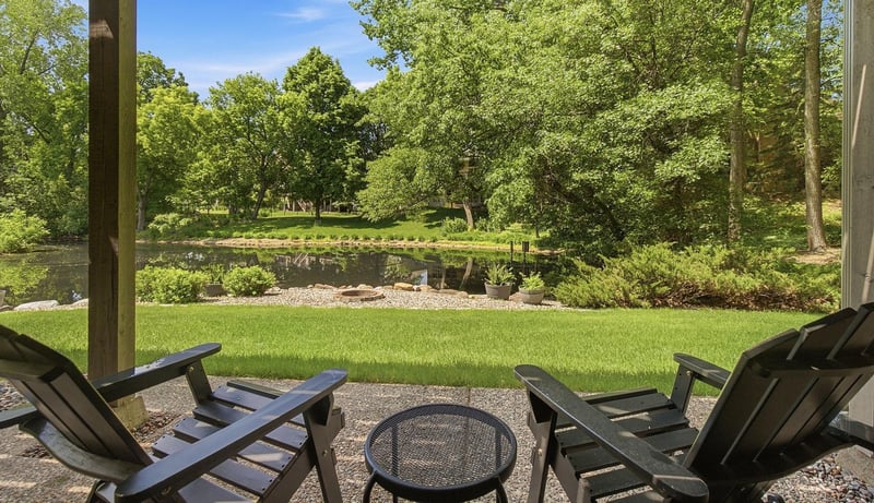1316 Summit Oaks Dr, Burnsville, MN 55337